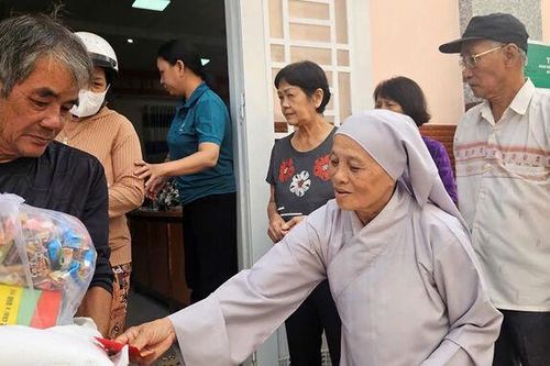 Trao tặng 200 phần quà Tết cho hộ nghèo xã Ba Chúc