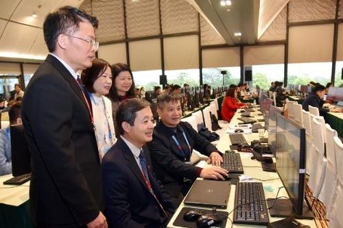 Chủ tịch UBND tỉnh Bắc Ninh Phạm Hoàng Sơn động viên phóng viên tác nghiệp Đại hội XIV