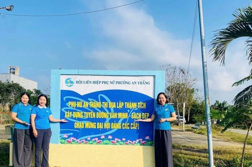 Phụ nữ thi đua chào mừng đại hội Đảng