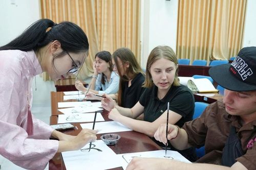 Trường Đại học Sư phạm Đà Nẵng tổ chức chương trình trải nghiệm Tết Việt cho sinh viên quốc tế