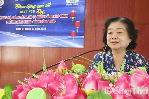 Phường Bình Xuân: Đồng chí Trương Mỹ Hoa tặng quà tết cho gia đình chính sách và hộ khó khăn