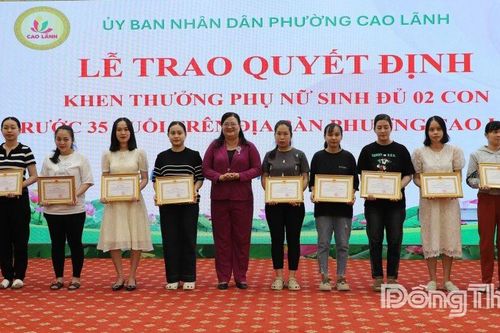 Phường Cao Lãnh, Mỹ Ngãi: Khen thưởng phụ nữ sinh đủ 2 con trước 35 tuổi