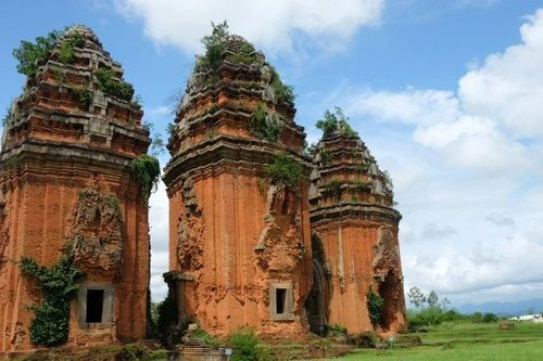 Phát hiện phù điêu vị thần và sư tử tại tháp Dương Long