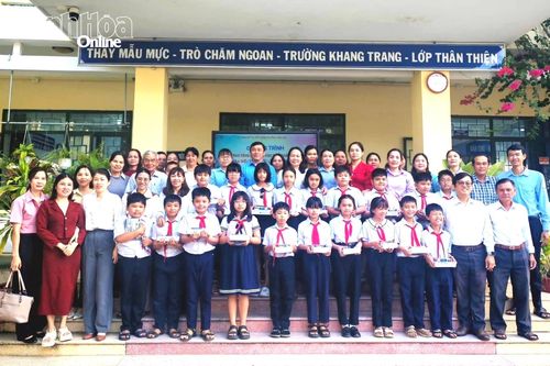 Mặt trận phường Bảo An tặng quà cho học sinh Trường Tiểu học Thành Hải 2