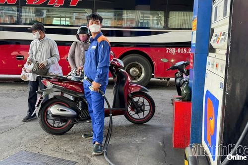 Giá xăng giảm, dầu tăng
