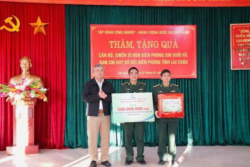 Đoàn công tác của Petrovietnam thăm, tặng quà cán bộ, chiến sĩ Đồn Biên phòng Sin Suối Hồ