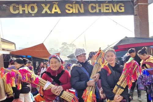 Rộn ràng chợ phiên Sín Chéng