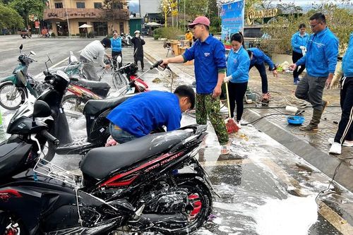 Rửa xe gây quỹ Tết cho trẻ em khó khăn phường Nghĩa Lộ