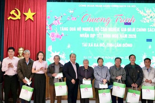 Ngân hàng Chính sách xã hội tặng quà Tết cho hộ nghèo, gia đình chính sách Lâm Đồng