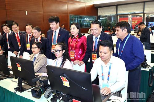Đồng chí Bí thư Tỉnh ủy Đặng Xuân Phong thăm, động viên các phóng viên, biên tập viên Báo và phát thanh, truyền hình Ninh Bình tác nghiệp tại Đại hội XIV