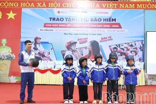 Hơn 65.000 học sinh lớp 1 được tặng mũ bảo hiểm