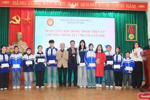 Tặng 100 suất học bổng 'Tết cho em' cho học sinh vượt khó hiếu học