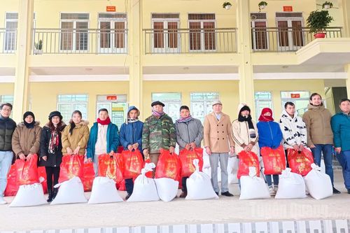 Nhóm thiện nguyện Thiện Tâm An trao quà Tết cho hộ nghèo xã Khâu Vai