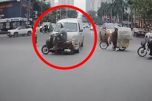 Cắt ngang đầu ô tô giữa ngã tư, xe máy bị hất văng