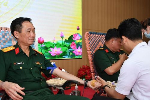 Cán bộ, chiến sĩ lực lượng vũ trang An Giang hiến máu đầu Xuân