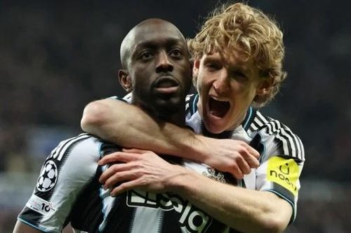 Newcastle United lần đầu vượt qua vòng bảng Champions League