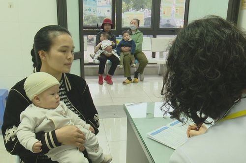 Hà Nội cho trẻ dưới 1 tuổi uống vaccine Rota