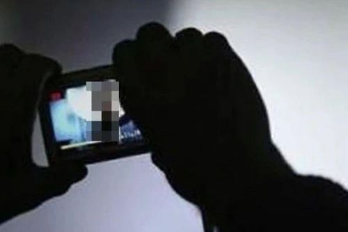 Khi những video cũ rò rỉ, người đàn ông nói 'chấp nhận quá khứ' đã quay lưng
