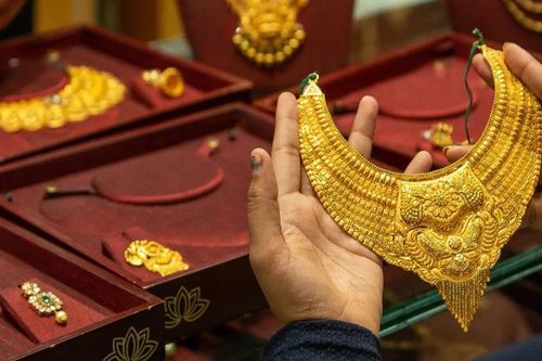 Năm 2026 nên mua trang sức vàng tây hay vàng ta để giữ giá?