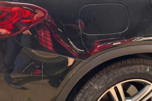 Hà Nội: Đỗ xe đi ăn tối, chủ xe Mercedes 'khóc ròng' vì xe bị cào xước, đập phá
