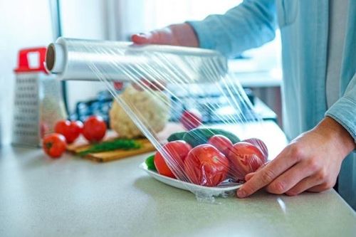 Hiểm họa chất DEHA trong màng bọc thực phẩm: Chuyên gia chỉ 2 cách đơn giản phân biệt thật – giả