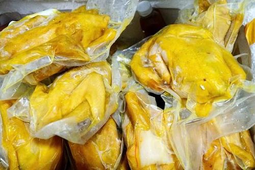 Phát hiện chân gà rút xương, gà ủ muối không rõ nguồn gốc đang trên đường đi tiêu thụ