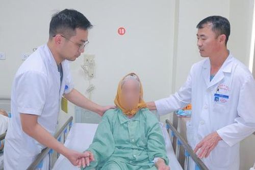 Cụ bà 104 tuổi gãy xương đùi sau cú ngã tại nhà, hồi sinh vận động nhờ ca mổ thay khớp háng