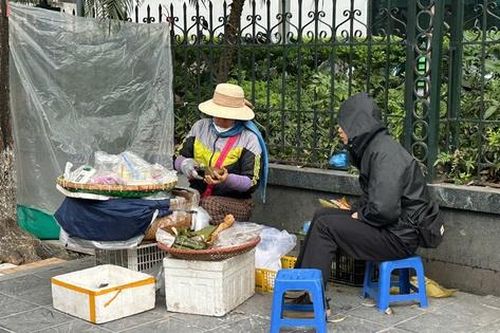 Giá rét cắt da, người lao động nhọc nhằn mưu sinh trên từng góc phố Hà Nội