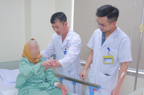 Bệnh viện E thay khớp háng cho cụ bà 104 tuổi
