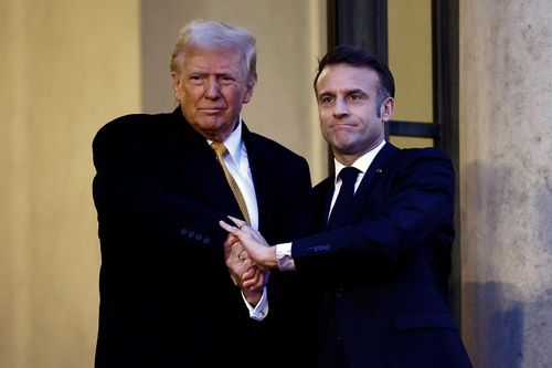 Cú bắt tay 'đấu lực' dài 30 giây của ông Trump và ông Macron