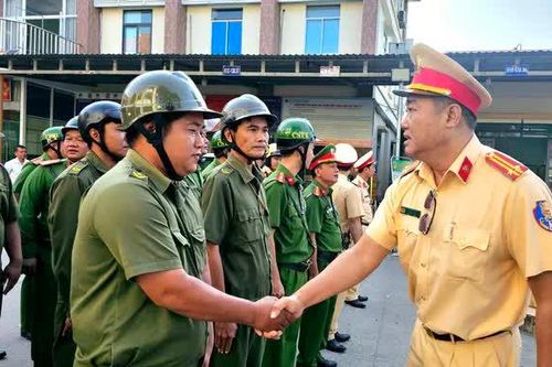 Ra quân tuần tra, xử lý các trường hợp lấn chiếm vỉa hè tại phường Thuận Giao