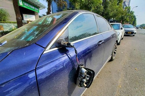 Loạt ô tô bị bẻ gương, cần gạt mưa khiến người dân bất an