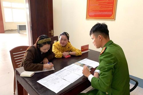 Bất ngờ tài khoản nhận gần nửa tỉ, người phụ nữ trình báo công an
