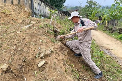 Xử lý vật liệu nổ được phát hiện trước trường học ở Huế