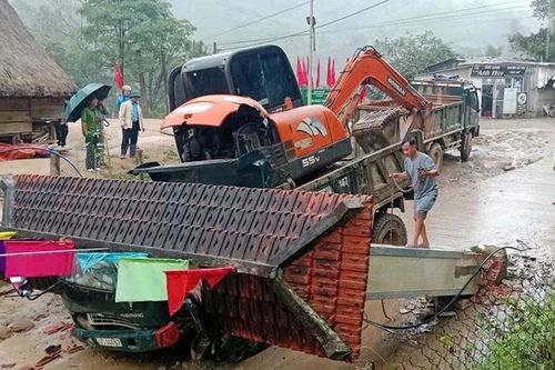 Đà Nẵng: Xe tải chở xe múc húc đổ cổng làng khiến 2 người tử vong