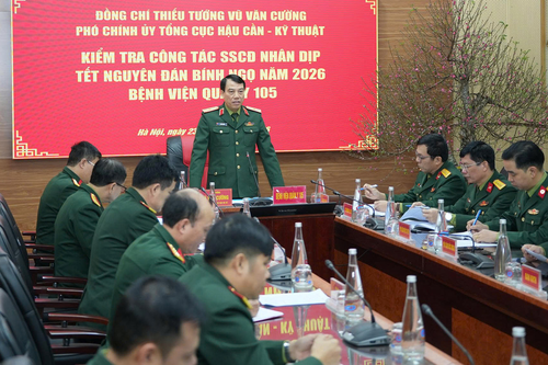 Bệnh nhân đang điều trị tại Bệnh viện Quân y 105 được tặng nhiều phần quà