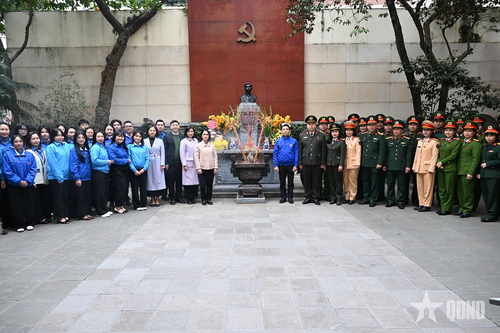 Tuổi trẻ phường Hoàn Kiếm và Báo Quân đội nhân dân dâng hương, tưởng niệm Tổng Bí thư Trần Phú