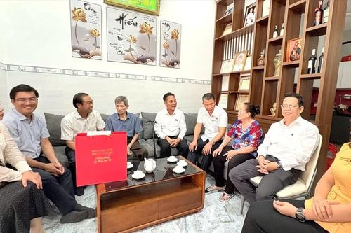 Lãnh đạo HĐND TPHCM thăm, tặng quà gia đình chính sách tại Côn Đảo