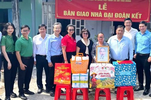 Trao tặng công trình chiếu sáng và 2 căn nhà đại đoàn kết đến người dân