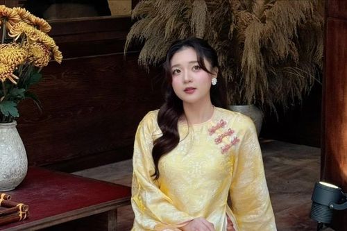 MC Phương Thảo duyên dáng trong tà áo dài, rạng rỡ sẵn sàng đón Tết