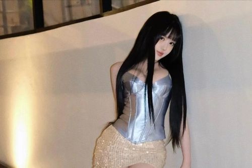 Con dâu 'ông trùm điện tử Sài Gòn' lên đồ ôm sát body, khoe sắc vóc gợi cảm