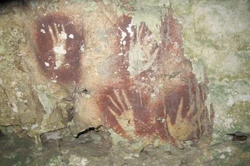 Phát hiện tranh hang động cổ nhất thế giới ở Indonesia