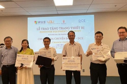 Trao tặng thiết bị cho 12 trường nghề xây dựng lớp học số tại TPHCM