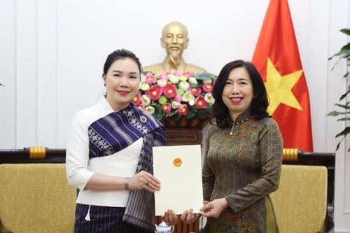 Thứ trưởng Lê Thị Thu Hằng trao Giấy chấp nhận lãnh sự cho tân Tổng Lãnh sự Lào tại Đà Nẵng