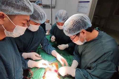 Phẫu thuật hơn 3 giờ cứu sống bệnh nhân nguy kịch do vết thương phức tạp vùng cổ
