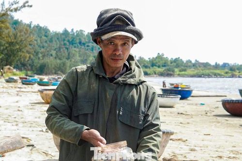 Săn tôm hùm giống ngày cận Tết, ngư dân Đà Nẵng thu tiền triệu mỗi ngày
