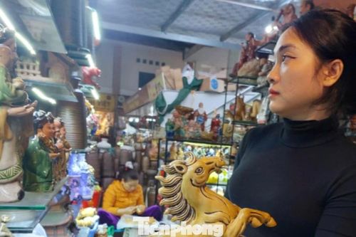 Bát Tràng trước thềm Tết Bính Ngọ: Gốm đỏ lửa, khách tấp nập