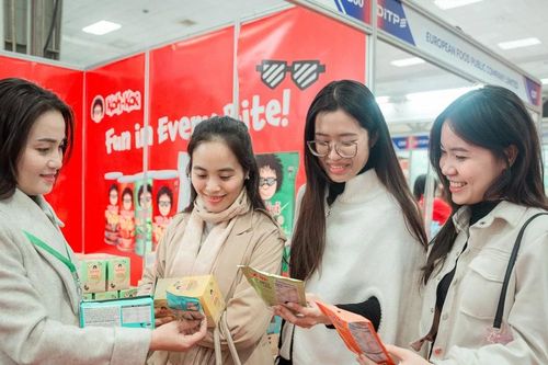 Người tiêu dùng trải nghiệm sản phẩm Koh-Kae tại Tuần lễ Sản phẩm Thái Lan 2026