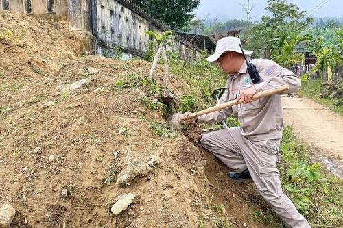 Phát hiện bom chùm trước cổng trường học ở Huế