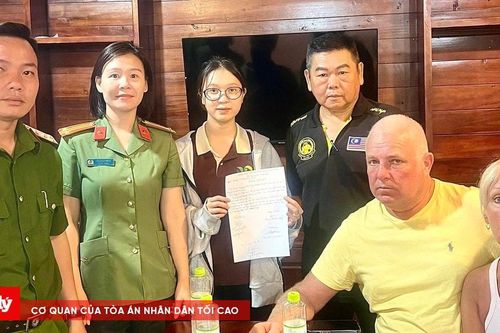 Hỗ trợ 2 du khách người Anh nhận lại gần 300 triệu đồng